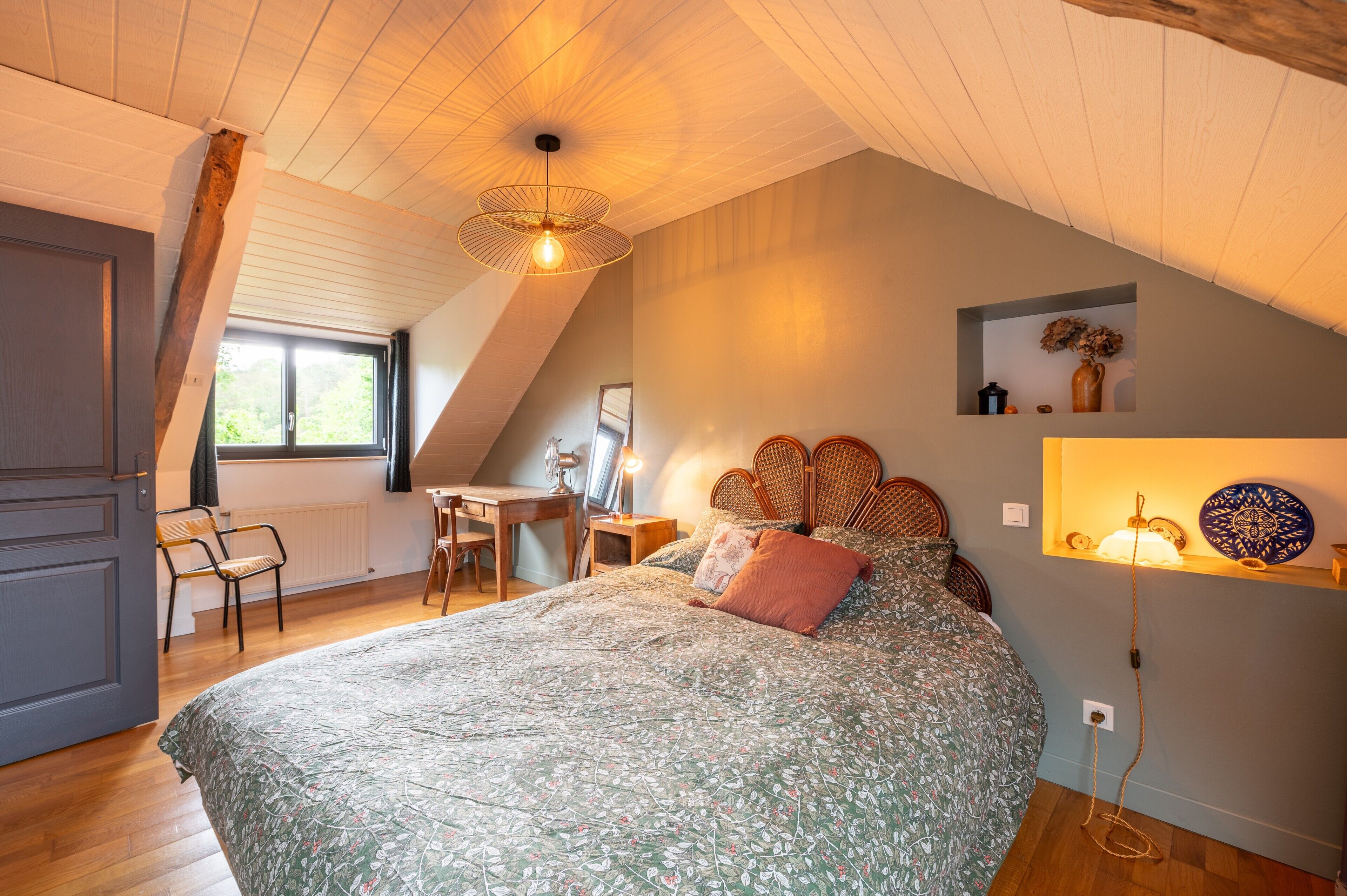 3 slaapkamers, een strijkplank/strijkijzer, gratis wifi, beddengoed