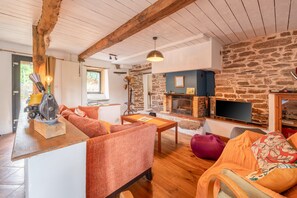 TV, fireplace