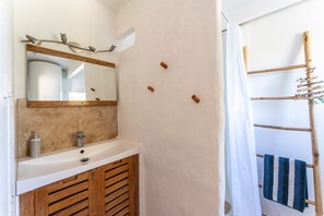 Douche, séchoir à cheveux, serviettes fournies