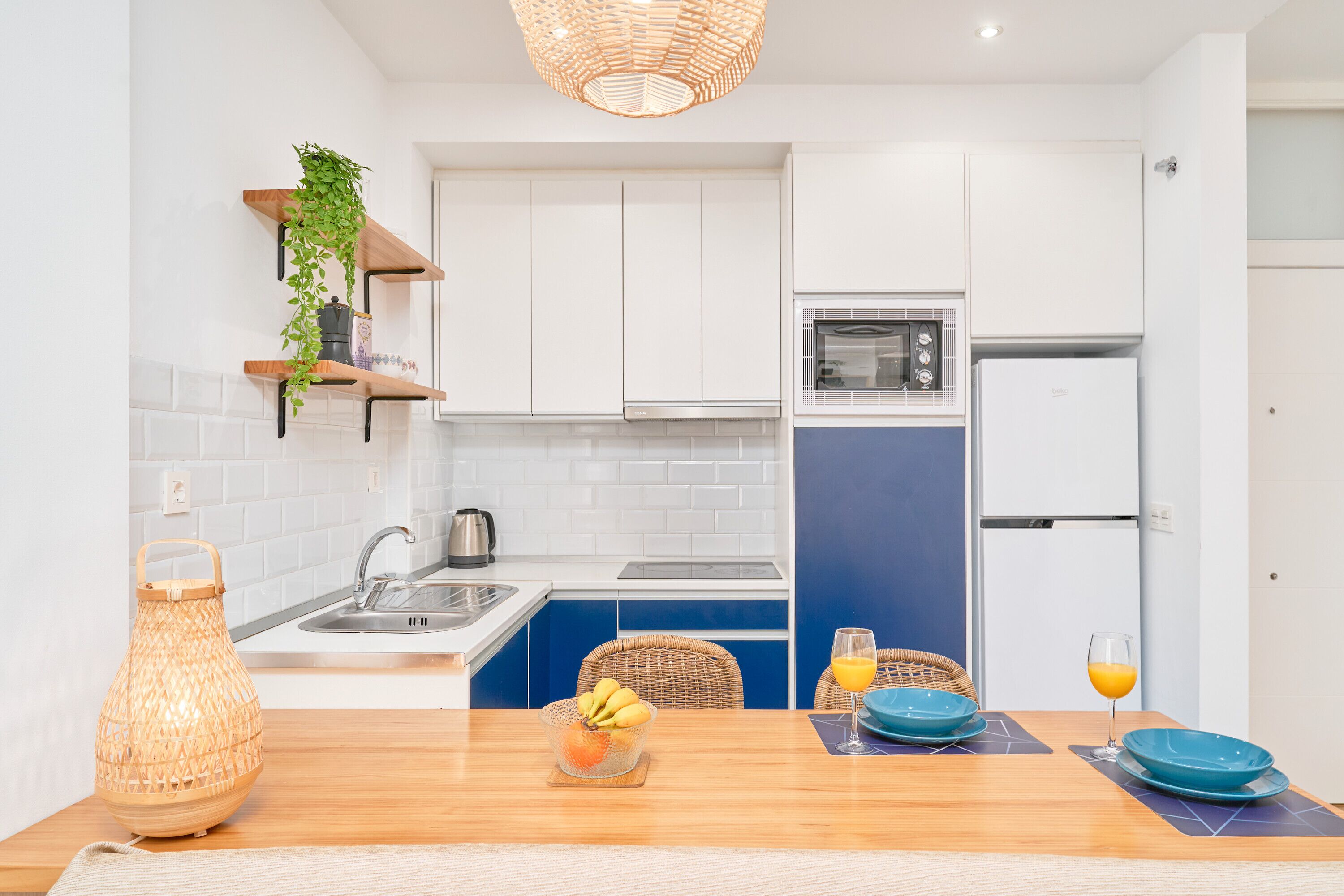 Een koelkast, een magnetron, een kookplaat