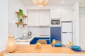 Fridge, microwave, stovetop, coffee/tea maker - Apartment in Almuñecar with Private Terrace, Wi-Fi and Air Conditioning (Almuñécar)