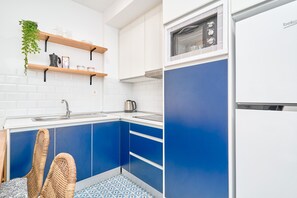 Jääkaappi, mikroaaltouuni, liesi, kahvin-/teenkeitin