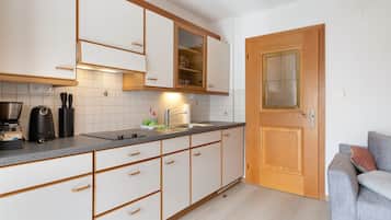 Fridge, stovetop, coffee/tea maker, electric kettle