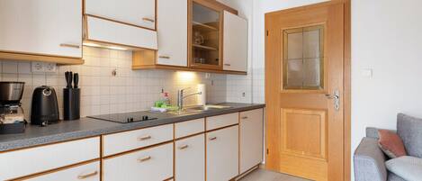 Fridge, stovetop, coffee/tea maker, electric kettle