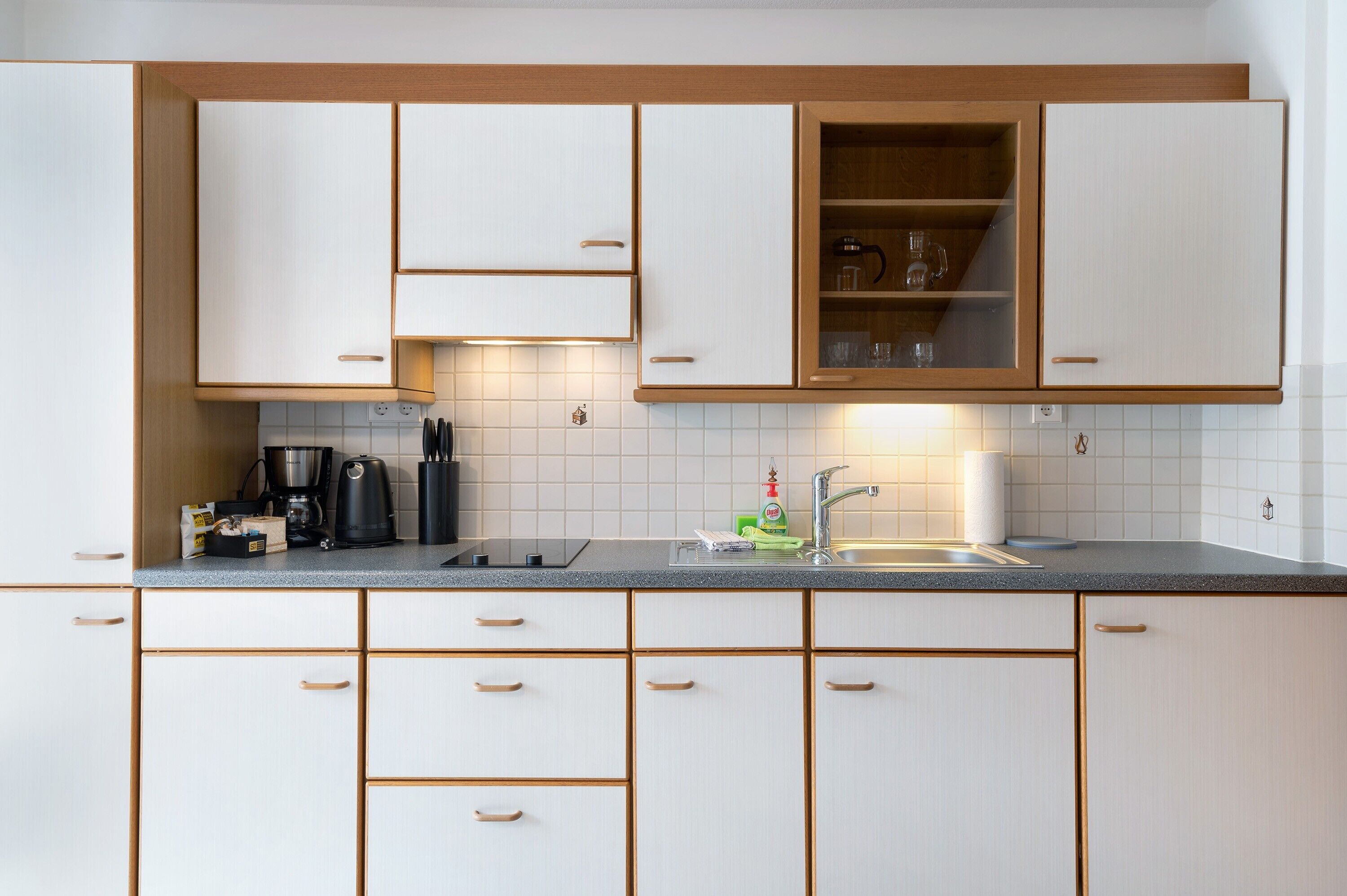 Kühlschrank, Herdplatte, Wasserkocher mit Kaffee-/Teezubehör