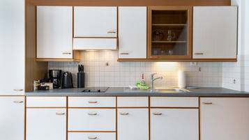 Kühlschrank, Herdplatte, Wasserkocher mit Kaffee-/Teezubehör