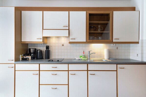 Réfrigérateur, plaque de cuisson, cafetière/bouilloire