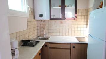 Réfrigérateur, micro-ondes, batterie de cuisine, vaisselle et ustensiles