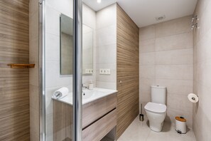 Regadera, secadora de cabello, toallas 