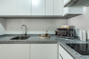 Jääkaappi, mikroaaltouuni, uuni, liesi