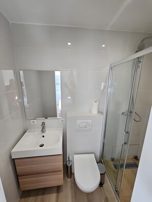 Douche, sèche-cheveux, serviettes fournies