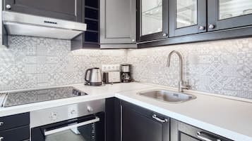 Refrigerador, microondas, horno, placa de cocina