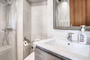 Dusche, Haartrockner, Handtücher