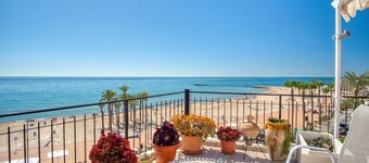 Holiday Home 'Casa amarilla del mar piso 3y4' with Sea Views, Wi-Fi & Air Conditioning