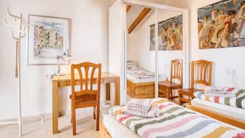 2 slaapkamers, een strijkplank/strijkijzer, gratis wifi, beddengoed