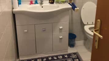 Douche, sèche-cheveux, serviettes fournies