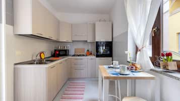 Frigorifero, microonde, forno, piano cottura