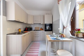 Frigorífico, microondas, horno y placa de cocina