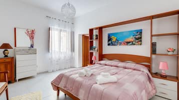 2 bedrooms, iron/ironing board, free WiFi, bed sheets