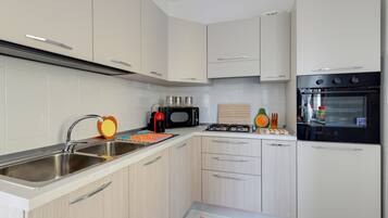 Frigorifero, microonde, forno, piano cottura