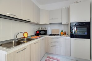 Réfrigérateur, four à micro-ondes, un four, surface de cuisson