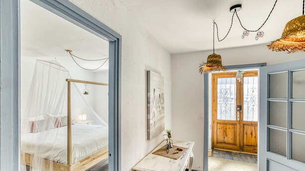 A bedroom with a bed, a bedside table, a window, and a door. - Apartment 'Ca La Maca' with Wi-Fi and Air Conditioning (Llançà)