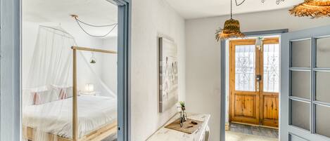 1 habitación, tabla de planchar con plancha, wifi gratis y ropa de cama