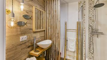 淋浴设施、吹风机、毛巾