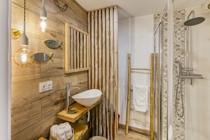 Dusche, Haartrockner, Handtücher