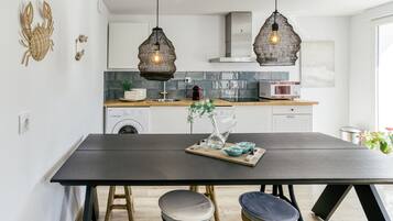 Réfrigérateur, micro-ondes, four, plaque de cuisson