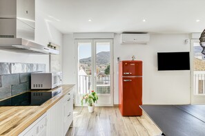 Geladeira, micro-ondas, fogão, cooktop