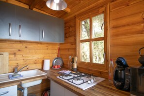 Fridge, microwave, stovetop, coffee/tea maker - Chalet 'Villa A Croce' with Private Pool, Private Terrace and Wi-Fi (Alata)