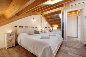 1 bedroom, iron/ironing board, free WiFi, bed sheets - Vacation Home "Summer and Winter" with Lake View, Private Heated Indoor Pool & Wi-Fi (Perledo)