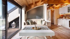 Ein modernes Interieur mit Esstisch, Sofa und Küchenzeile.