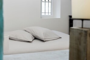 Tabla de planchar con plancha, wifi gratis, ropa de cama