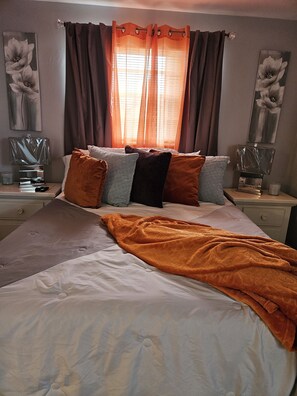 4 bedrooms, desk, iron/ironing board, free WiFi