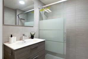 Douche, serviettes fournies