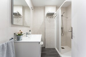 Shower, hair dryer, towels