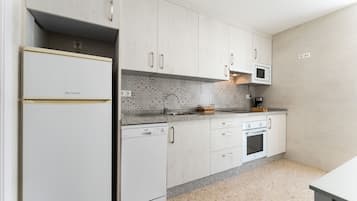 Frigorífic, microones, forn i placa de cuina