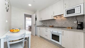 Frigorífic, microones, forn i placa de cuina