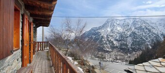 Apartamento 'Casa Betulla Champorcher' con vistas a la montaña, terraza y jardín compartidos