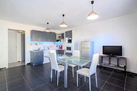 お食事. Apartment for 6 people with shared terrace, AC and Wi-Fi