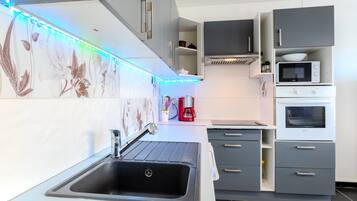 Refrigerador, microondas, horno, placa de cocina
