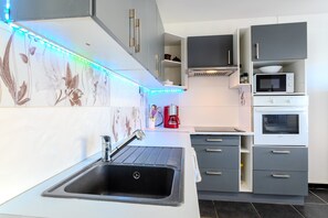 Fridge, microwave, oven, stovetop - Apartment for 6 people with shared terrace, AC and Wi-Fi (Sorède)