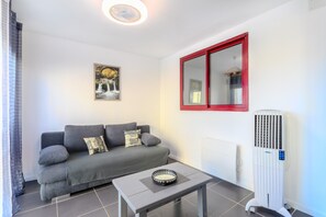 TV - Apartment for 6 people with shared terrace, AC and Wi-Fi (Sorède)