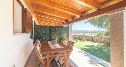 Appartement 'Trilo Nina' avec terrasse privée, jardin privé et climatisation