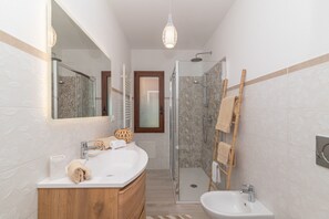Douche, séchoir à cheveux, serviettes fournies
