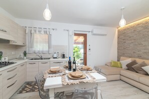 Dining - Apartment 'Trilo Nina' with Private Terrace, Private Garden and Air Conditioning (Santa Teresa Gallura)