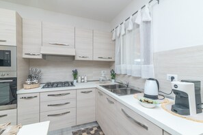 Frigorifero, microonde, forno, piano cottura