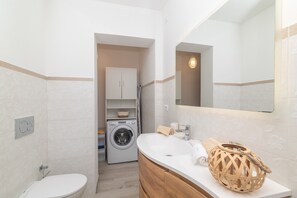 Shower, hair dryer, towels - Apartment 'Trilo Nina' with Private Terrace, Private Garden and Air Conditioning (Santa Teresa Gallura)